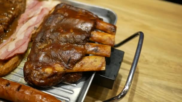 Beef steaks meat with vegetables on a plate — Stock Video