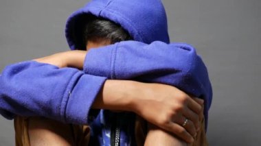 Kapüşonlu üzgün adam elleri siyah kaplı..