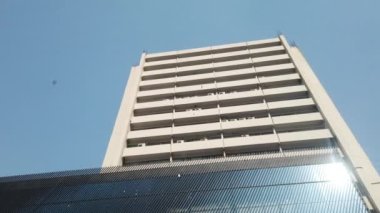  Güneşli bir günde Dhaka şehrinin konut ve finans binalarının düşük açılı görüntüsü 
