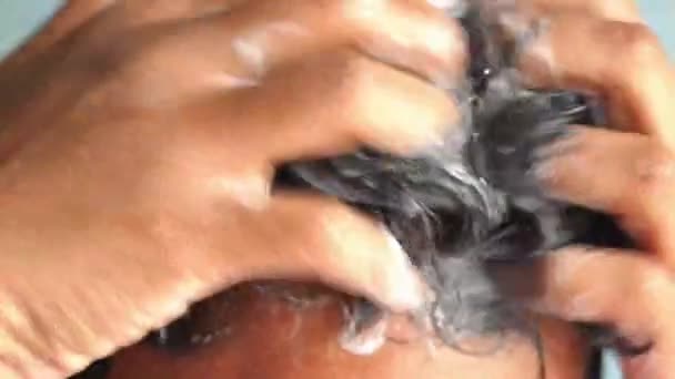 年轻人用洗发水洗头 . — 图库视频影像