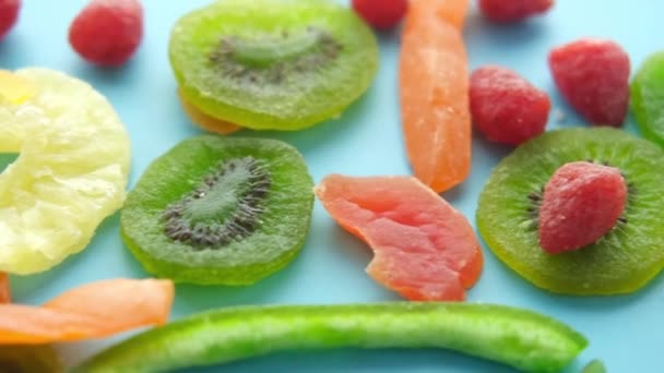 Frutas y bayas secas sobre fondo azul — Vídeo de stock