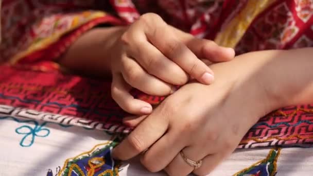 Jeunes femmes souffrant de démangeaisons cutanées, gros plan. — Video