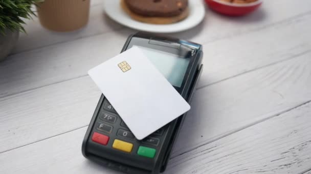 Contactloos betalingsconcept met jonge man die met een creditcard betaalt — Stockvideo