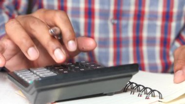 Hesap makinesi kullanarak insan elini kapat