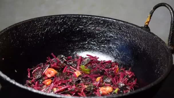 Koken rode spinazie in een pan close-up — Stockvideo