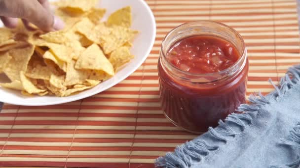 Een kom chips en salsa op tafel , — Stockvideo