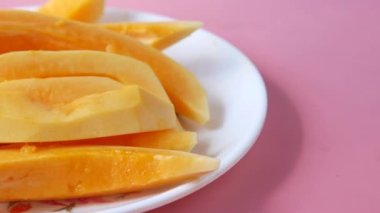 Beyaz tabakta bir dilim papaya. ,