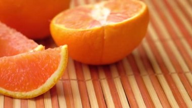 Ahşap arka planda bir dilim portakal meyvesini kapat. 