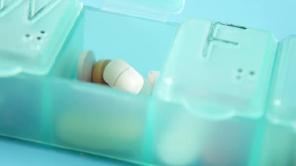 Закрытие медицинских таблеток в коробке с таблетками — стоковое видео