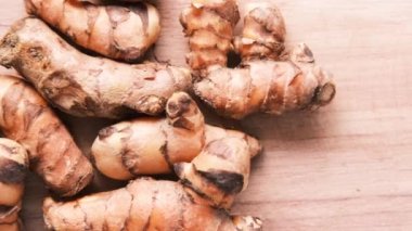 Tabaktaki zerdeçal kökünün detaylı görüntüsü ,