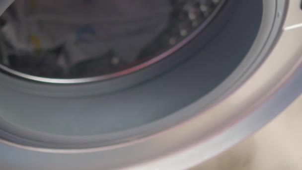 Primer plano de telas en una lavadora. — Vídeo de stock