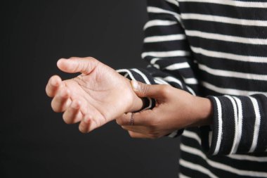 Acı çeken adam yaklaş. 