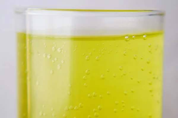 Gele kleur koude dranken en zeepbel — Stockfoto
