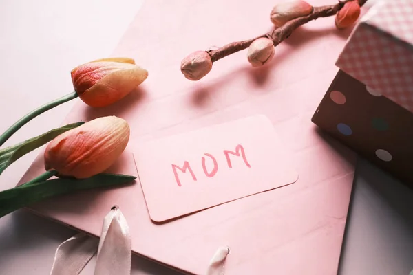 F regalo del día de la madre y flor en la mesa. — Foto de Stock