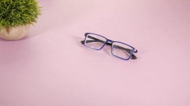 Eski gözlük takan bir adamın eline yaklaş.