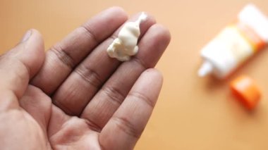 Elindeki güneş kremini kapat. 