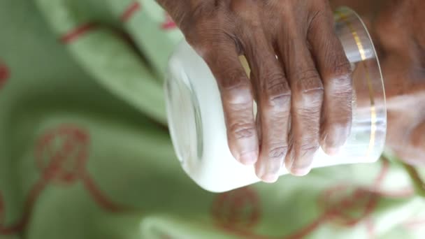Donne anziane mano tenendo un bicchiere di latte — Video Stock