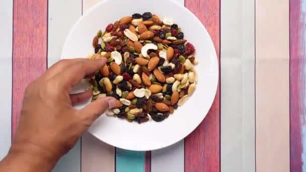 Top visning af håndplukke mange blandede nødder – Stock-video
