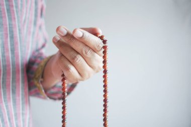 Müslüman adam Ramazan 'da dua ederken el ele tutuşup yaklaş. 