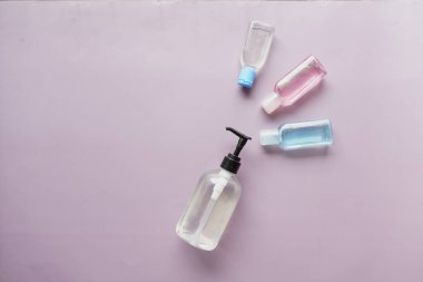 Masanın üstünde el yıkama sıvısı, üst görünüm. 