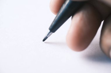 Adam otururken not defterine el yazısı yazmış. 