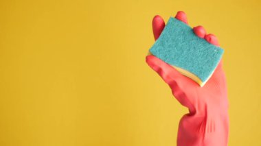  Süngerli lastik eldiven verin. 