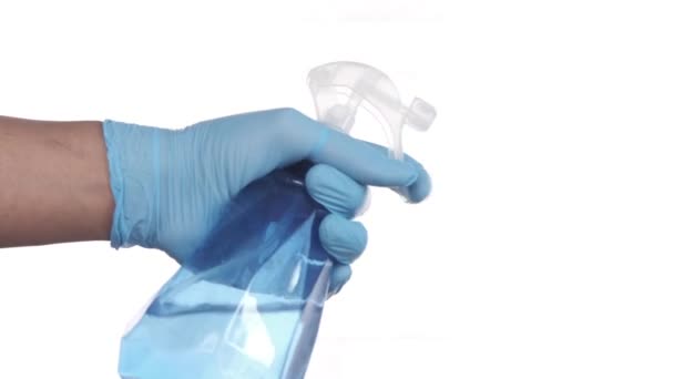 Hand in blauen Gummihandschuhen mit Sprühflasche auf weißem Hintergrund — Stockvideo