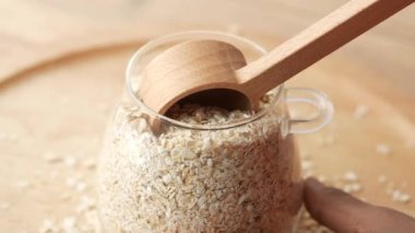 Yulaf lapalarını kaşıkla masaya koy. 