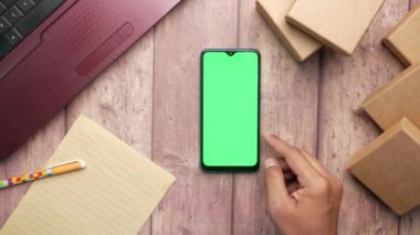 Masada karton paketler, akıllı telefon ve dizüstü bilgisayar yığını 