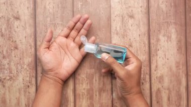 Masadaki korona virüsünü önlemek için dezenfektan sıvısı kullanılıyor. 