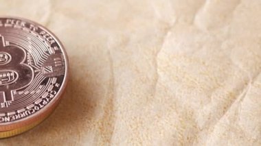 dhaka, bangladeş, 23 Mayıs 2021 altın bitcoin ve dizüstü bilgisayarda daktilo 