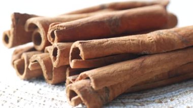 Masada bir yığın tarçın çubuğu 