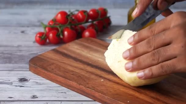 Gros plan des hommes coupant du fromage frais sur la table — Video