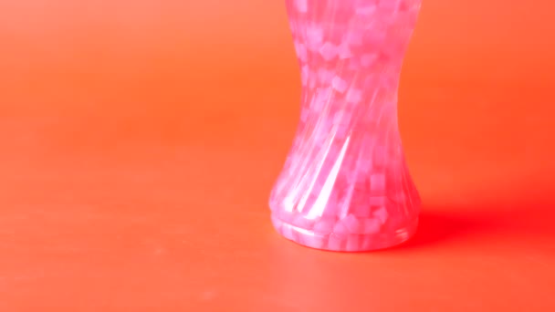 Botellas de plástico de refresco de frutas sobre fondo rojo — Vídeos de Stock