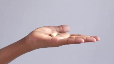 İnsan eli hapları fotokopi alanı ile yakın çekim 