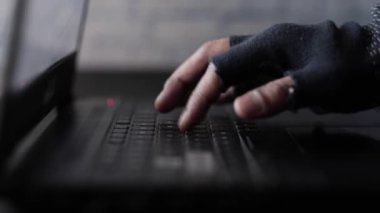 Bilgisayar korsanları dizüstü bilgisayardan veri çalıyor. 