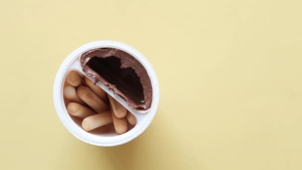 Comer breadstick com chocolate espalhar creme de cima para baixo — Vídeo de Stock