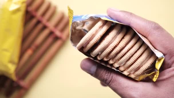 Κλείσιμο των γλυκών μπισκότων σε πακέτο — Αρχείο Βίντεο