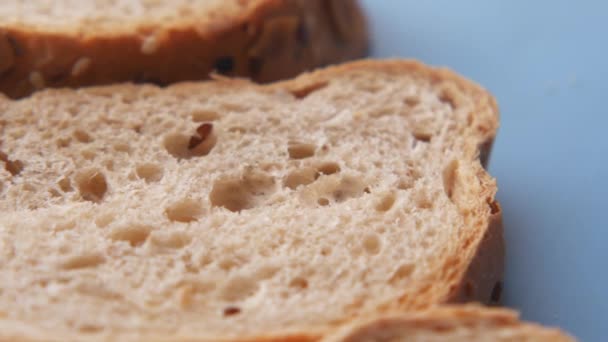 Närbild av brunt bakat bröd på bordet — Stockvideo