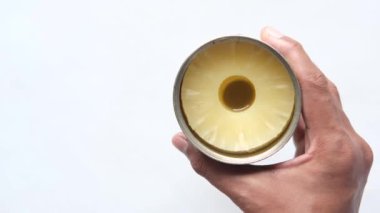  Masada fotokopi alanı olan açık bir ananas kutusu 