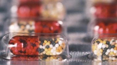 Masadaki kapsülün kabarcık paketini kapat 