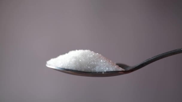 Açúcar branco e colher de perto — Vídeo de Stock