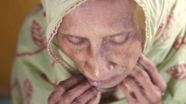 Porträt einer alten indischen Frau mit Chirurgenmaske — Stockvideo