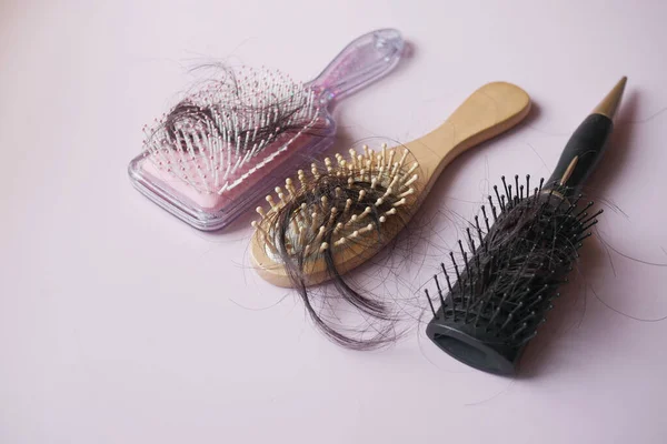 Uma escova com cabelo perdido na mesa — Fotografia de Stock