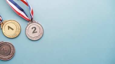 Yeşil arkaplana karşı Birincilik Throphy