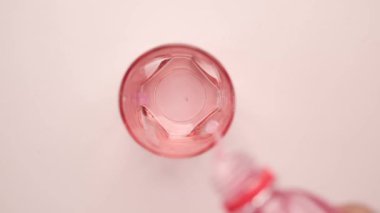  Renkli bardaklara doldurulmuş soğuk içecekler.