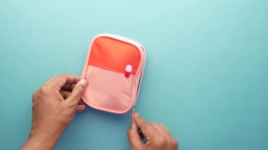 Adamın çantasından ilaç paketini çıkardığı en iyi görüntü. 