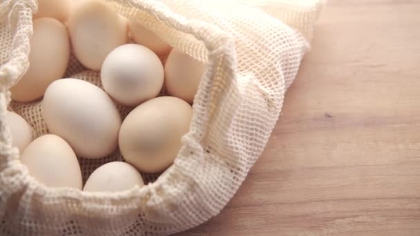 Крупним планом яйця в багаторазовій сумці для покупок на столі — стокове відео