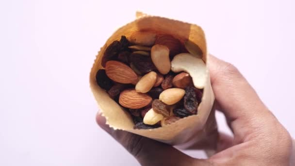 Vista superior de muchas nueces mezcladas en un paquete de papel — Vídeos de Stock