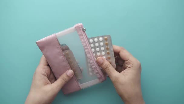 Frauen halten Antibabypillen aus nächster Nähe in der Hand — Stockvideo